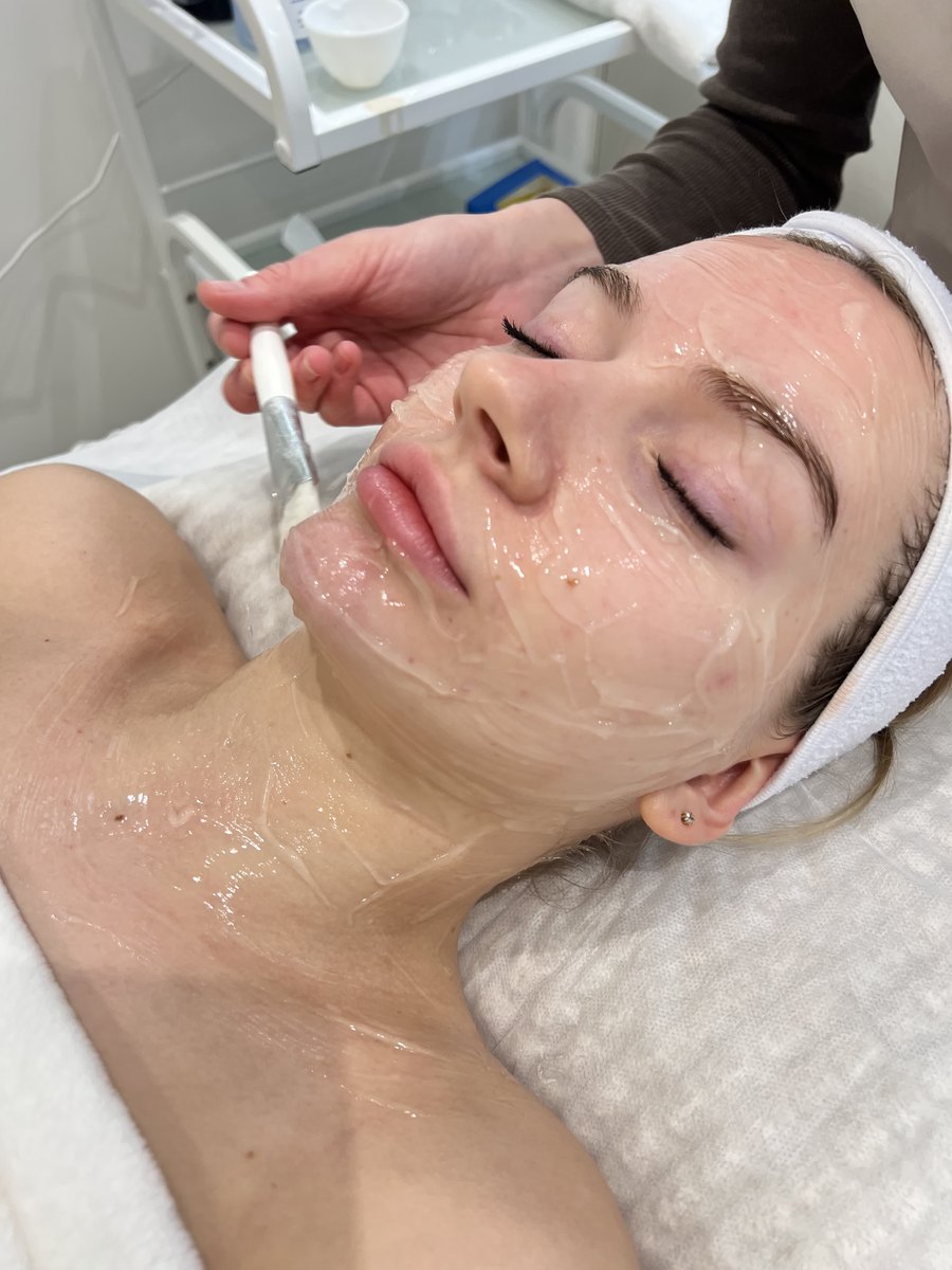 Gēla uzklāšana ar otu uz sejas un kakla